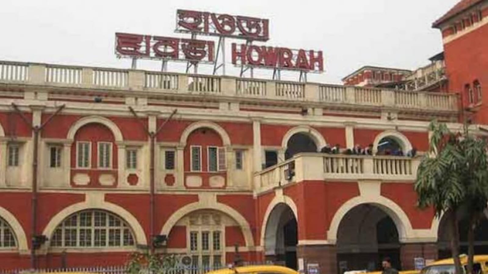 Howrah railway station building with Howrah signboard on top.